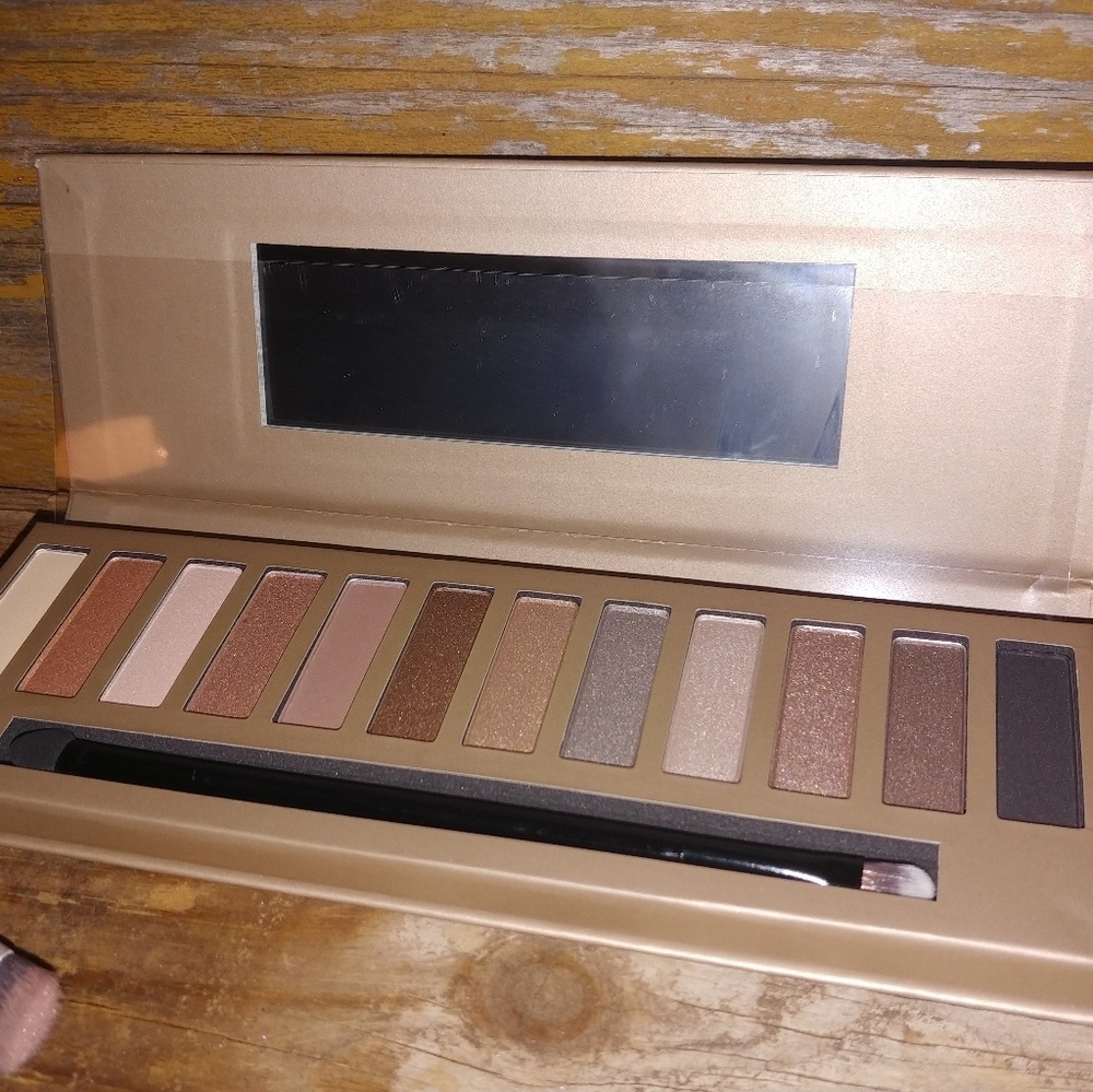Natural Undercover Eyeshadow Palette